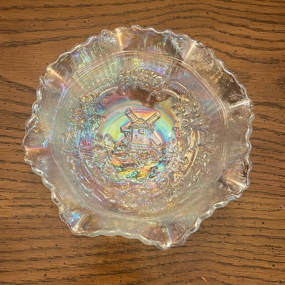 Iridescent glass windmill bowl